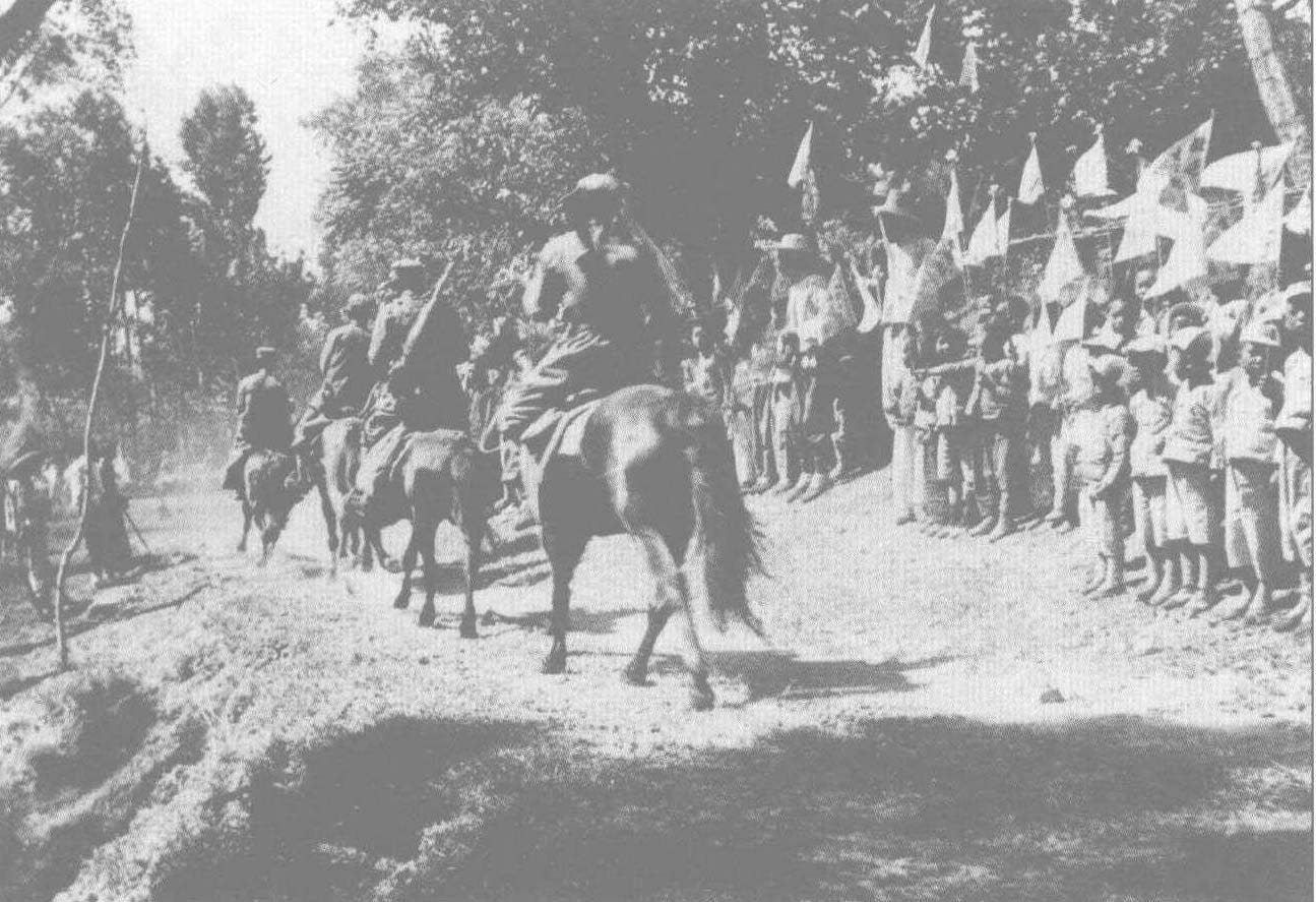 1939年5月，八路军晋察冀军区部队在河北易县反扫荡”战斗中，毙伤日、伪军400余人，取得大龙华战斗的胜利。图为凯旋的部队受到群众的热烈欢迎